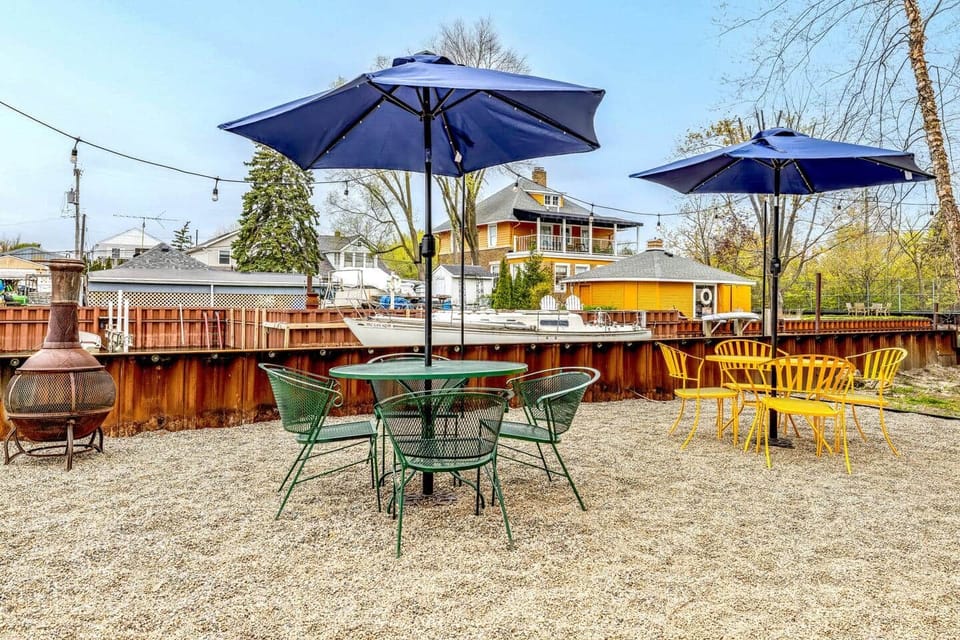Launch a kayak, watch the boats pass, or dine outside on the private patio.