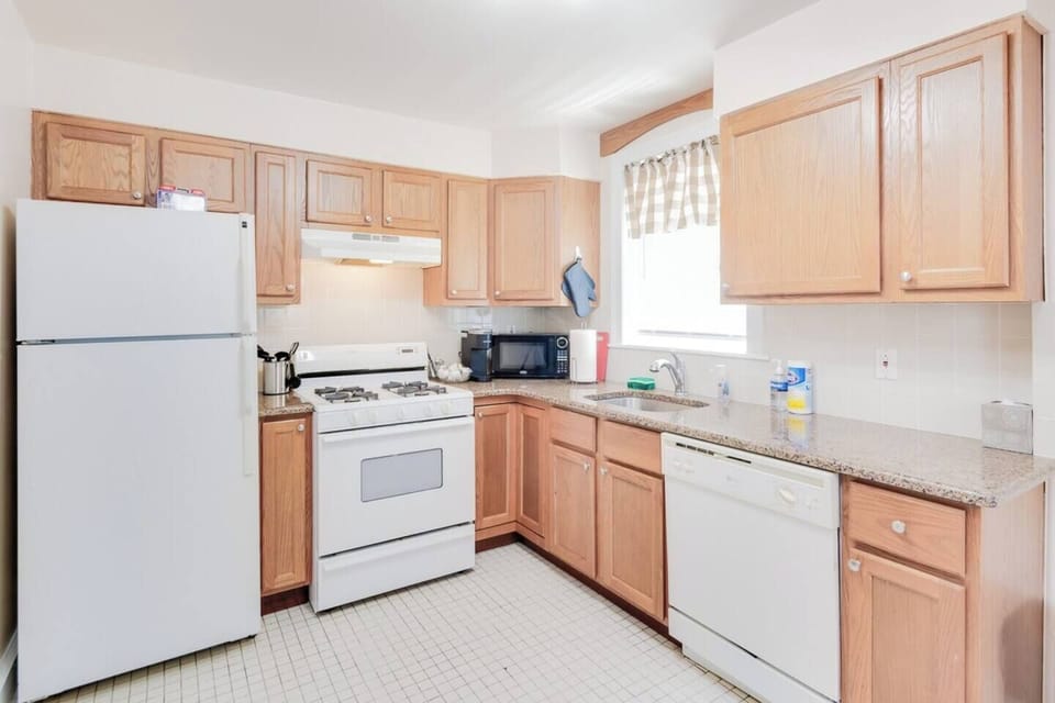 Refrigerator, gas stove, dishwasher, microwave, Keurig coffee and tea maker, granite counter top and sink; what else could you ask for from a kitchen? Well, a chef of course, but that is you!