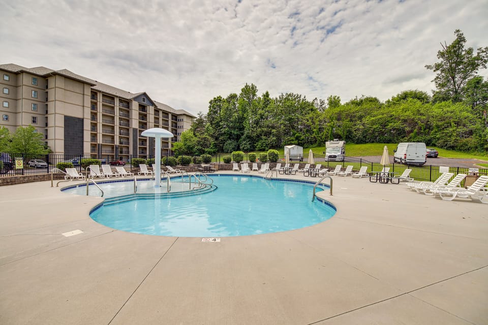 Community Amenities | Outdoor Pool | Hot Tub