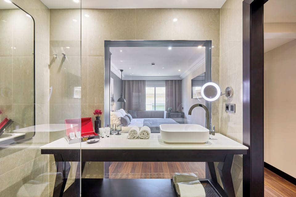 Superior Double Room | Bathroom | Shower, rainfall showerhead, free toiletries, towels