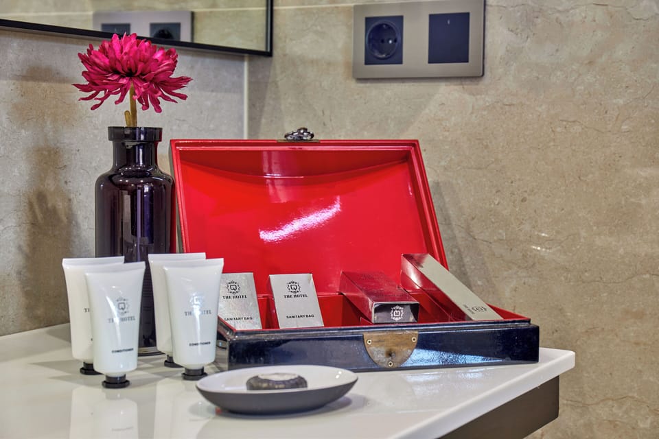 Shower, rainfall showerhead, free toiletries, towels