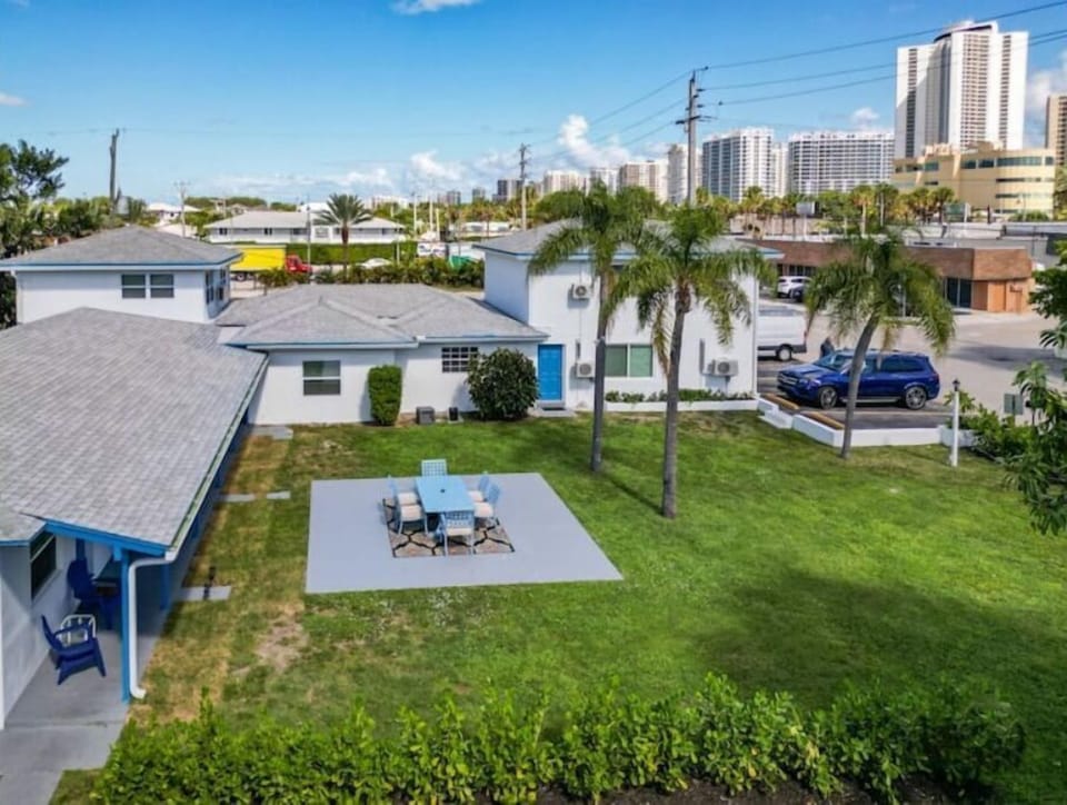 Large front yard - BBQ not pictured - Outside dining - 4 sun loungers - seating