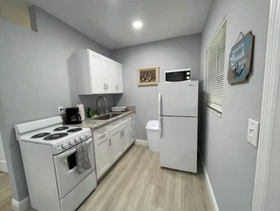 Full Kitchen with everything you need to prepare a meal at home! 