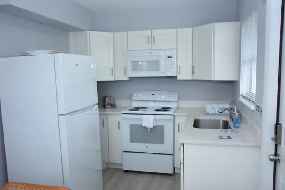 Brand new kitchen with everything you need to prepare a meal with your guests. 