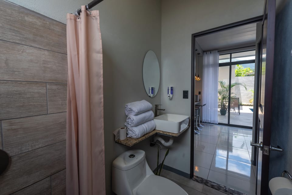 Shower, rainfall showerhead, free toiletries, hair dryer
