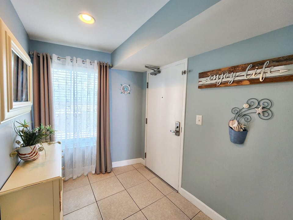 Entrance to the condo/Hallway 