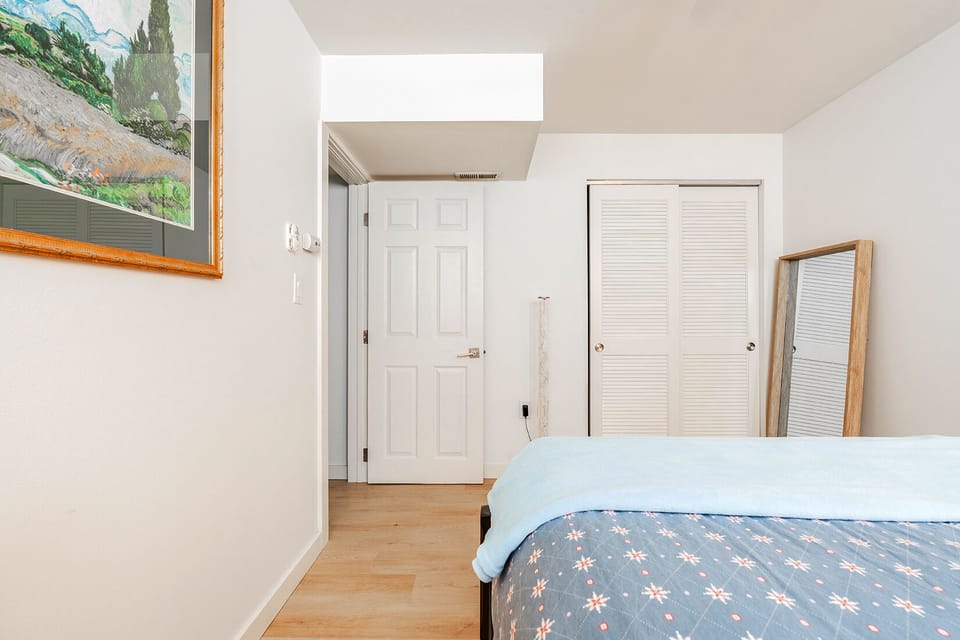 Ist bedroom w/ Queen size bedroom/  high-end mattress and closet