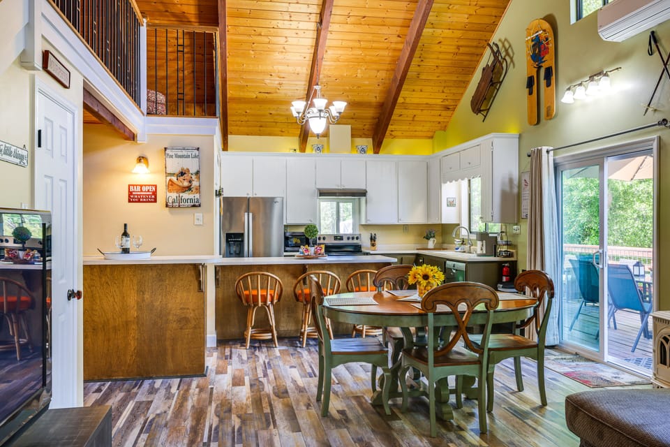 Dining Area | Dishware/Flatware Provided