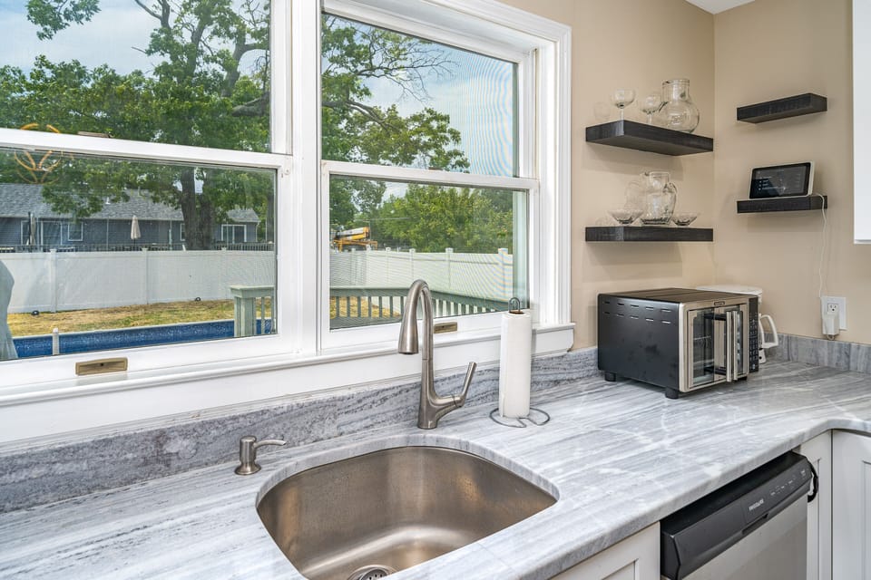 Gently touch the top of the sink for hands free on / off 