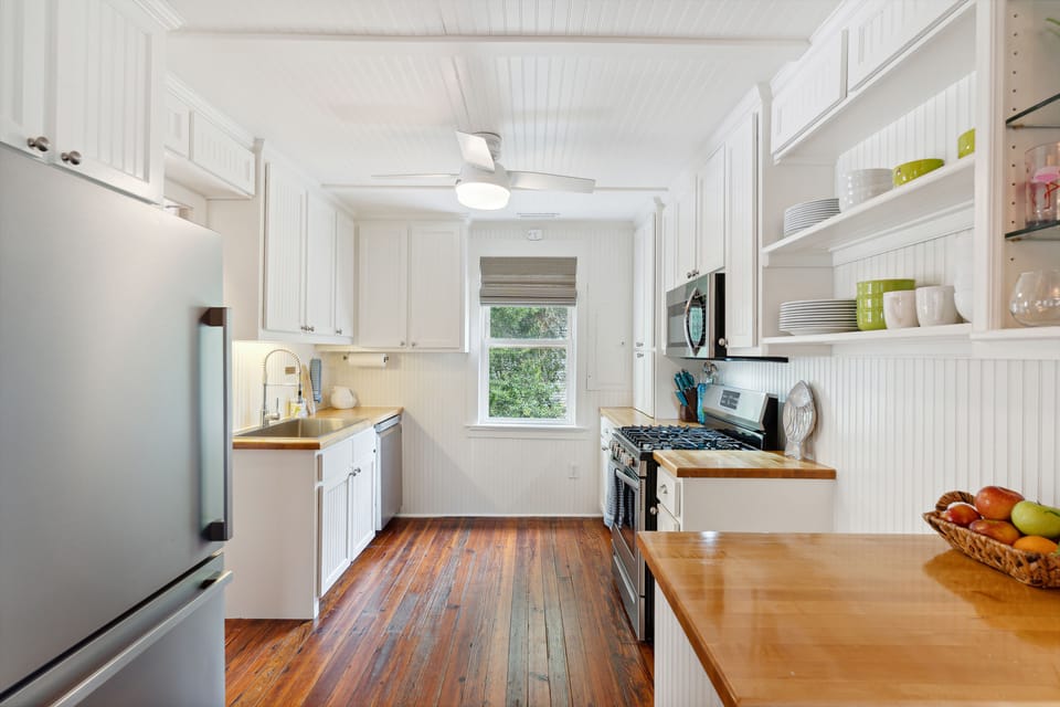 Fully equipped kitchen.