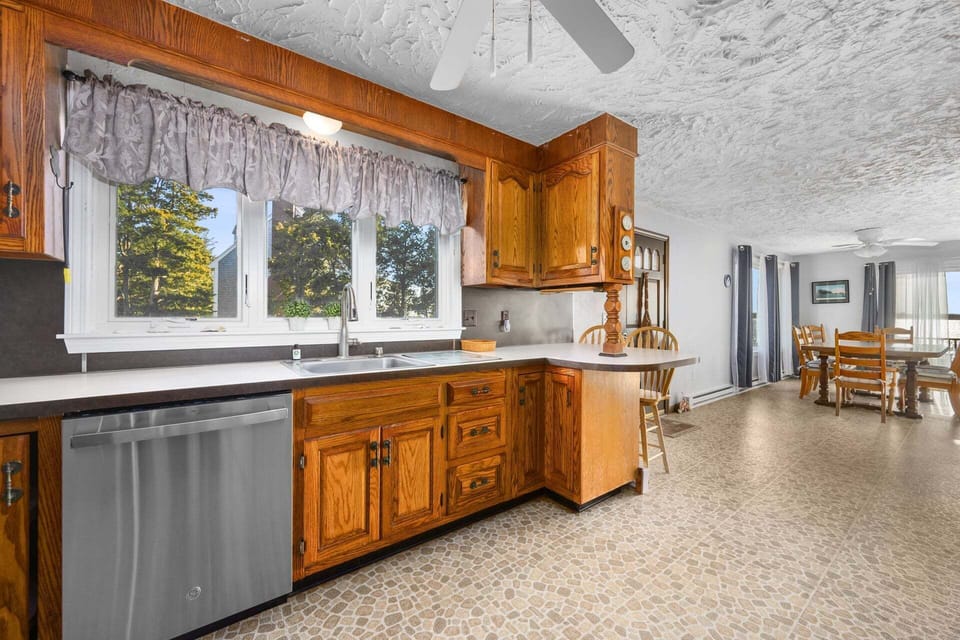 Perfect kitchen for entertaining with easy steps to large dining area