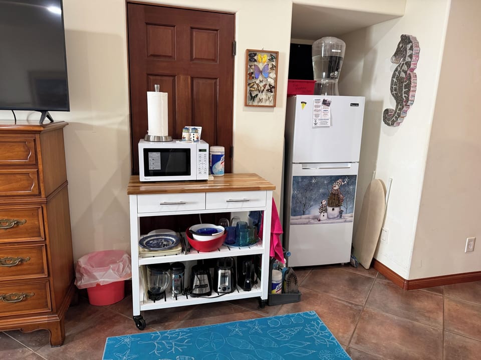 Kitchenette with microwave, Refrig, toaster, hot pot