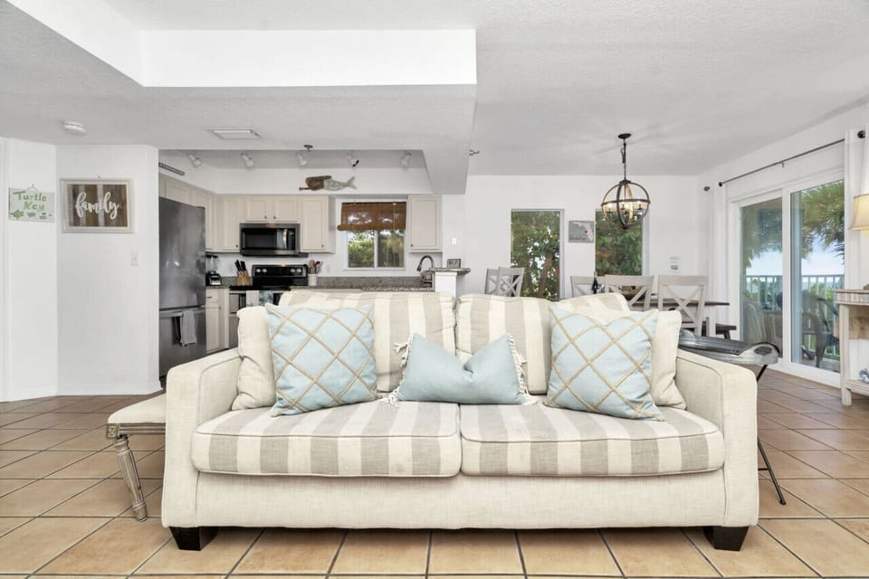 Great room area with room for everyone