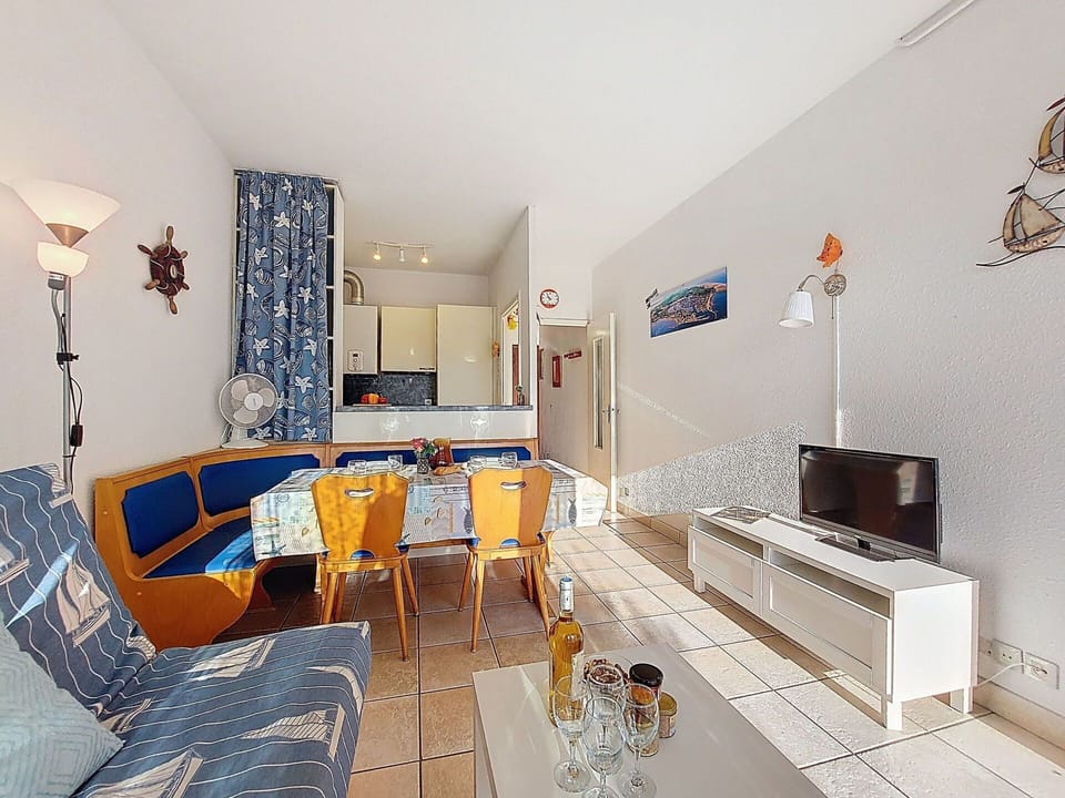 Flooring, Floor, Apartment, Chair, Hotel