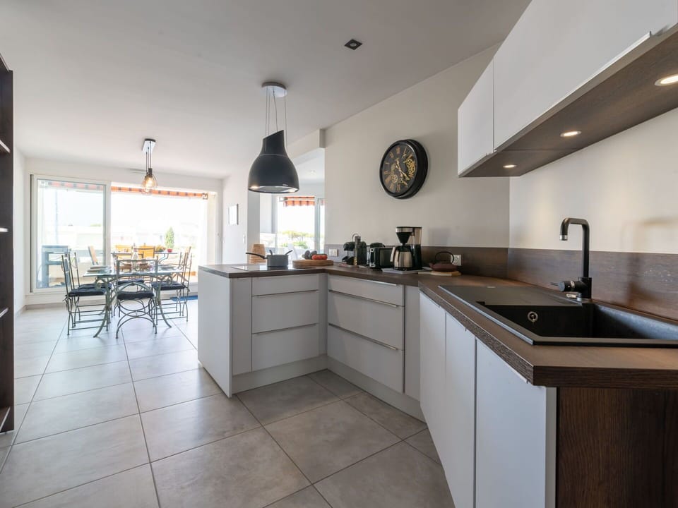 Cabinetry, Countertop, Property, Sink, Kitchen Sink, Kitchen, Tap, Kitchen Stove, Wood, Kitchen Appliance