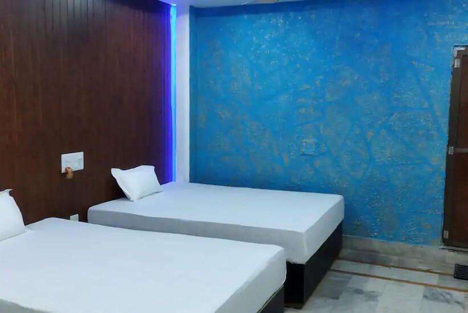 Executive Room | Laptop workspace, soundproofing, WiFi (free), bed sheets