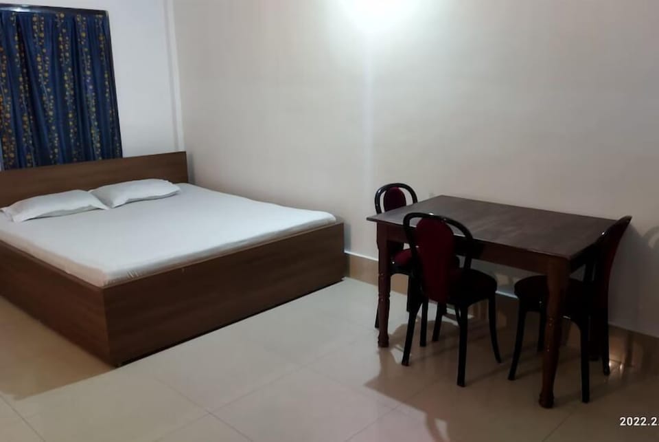 Basic Room | In-room dining