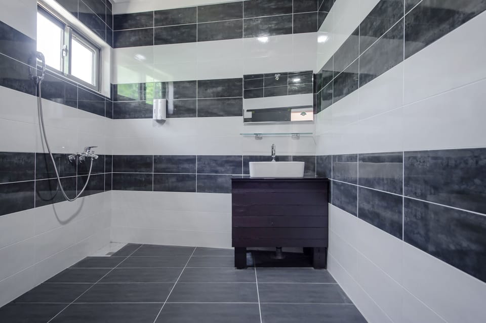 Garden View Cottage | Bathroom | Shower, rainfall showerhead, hair dryer, towels