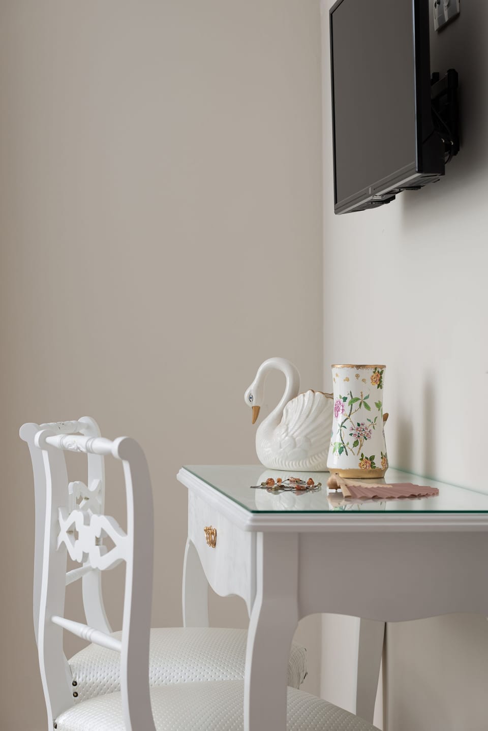 Family Suite | Minibar, individually decorated, desk, blackout drapes