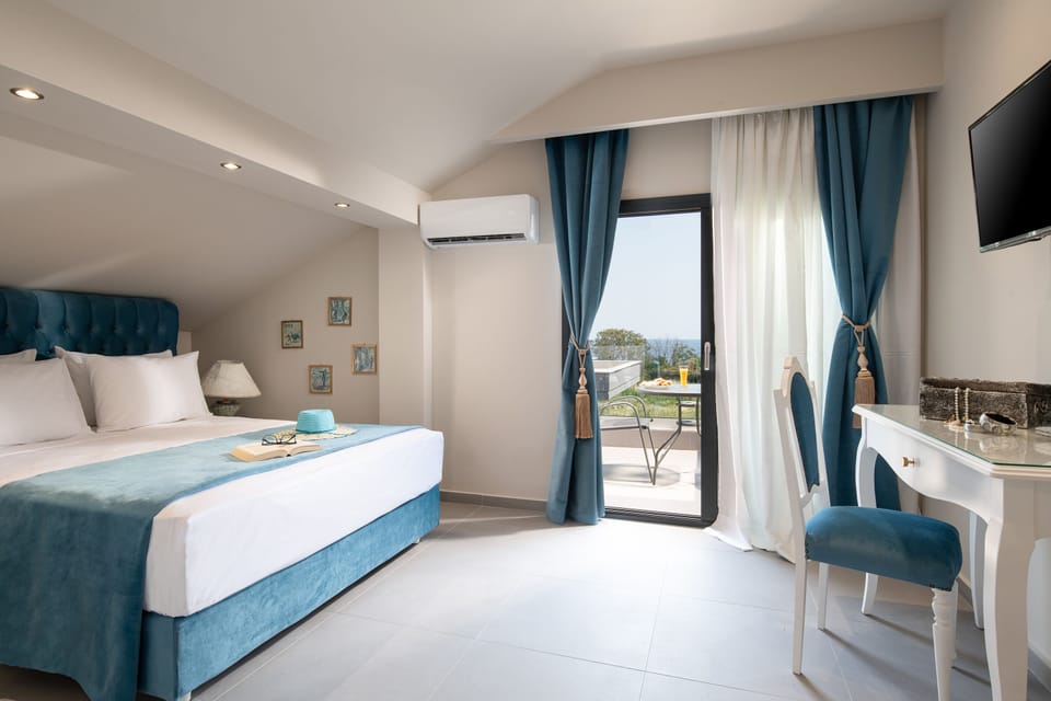 Luxury Suite | Minibar, individually decorated, desk, blackout drapes