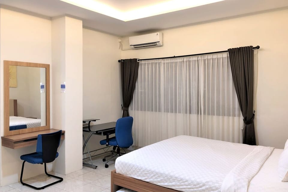 Family Room | Desk, free WiFi