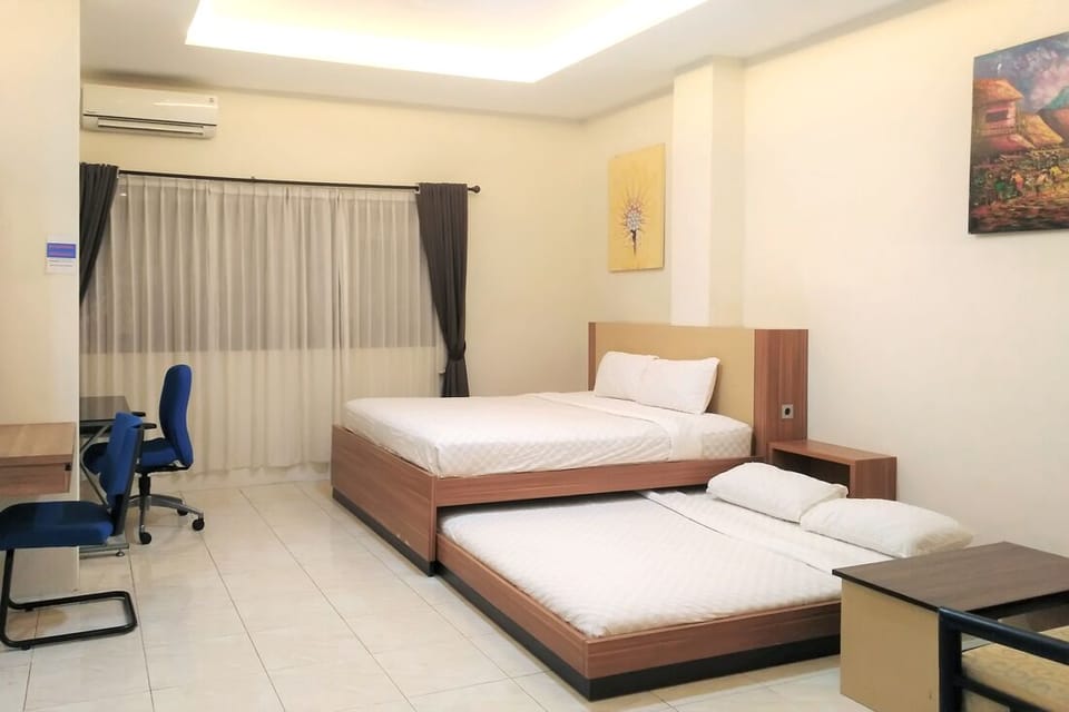 Family Room | Desk, free WiFi
