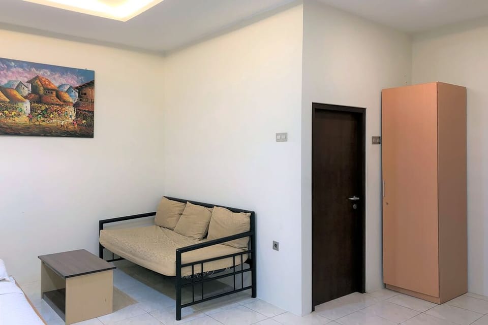 Family Room | Desk, free WiFi