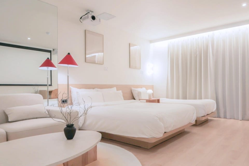 Premium bedding, laptop workspace, soundproofing, free WiFi