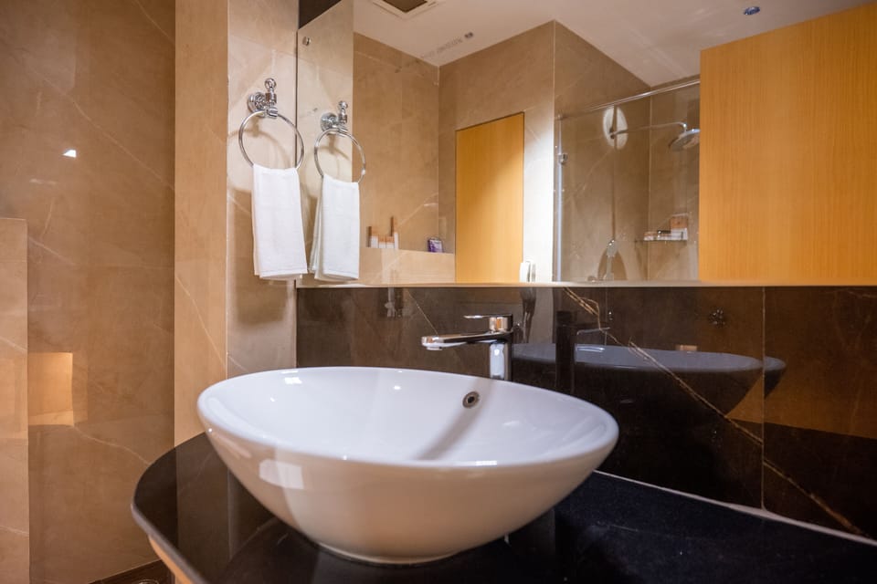 Executive Room | Bathroom | Shower, free toiletries, towels, soap