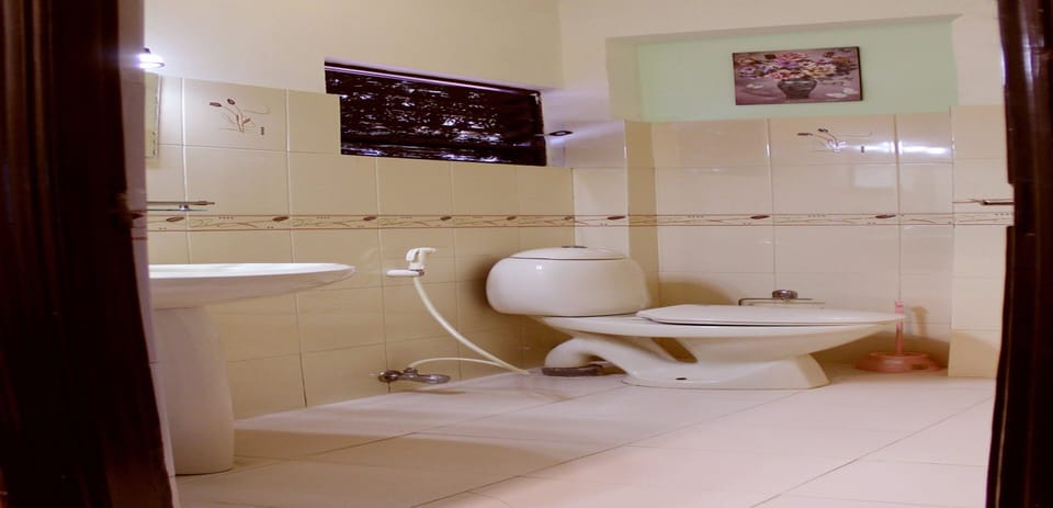 Deluxe Room | Bathroom | Shower, rainfall showerhead, towels, soap
