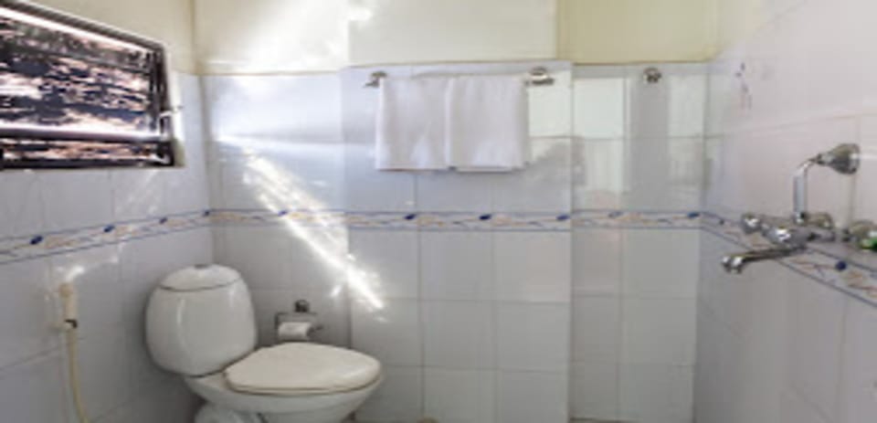 Deluxe Twin Room | Bathroom | Shower, rainfall showerhead, towels, soap