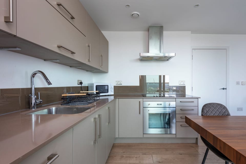 Full-size fridge, microwave, oven, toaster