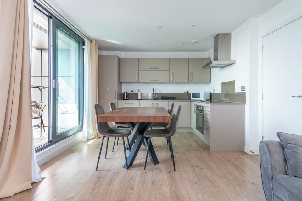 Full-size fridge, microwave, oven, toaster