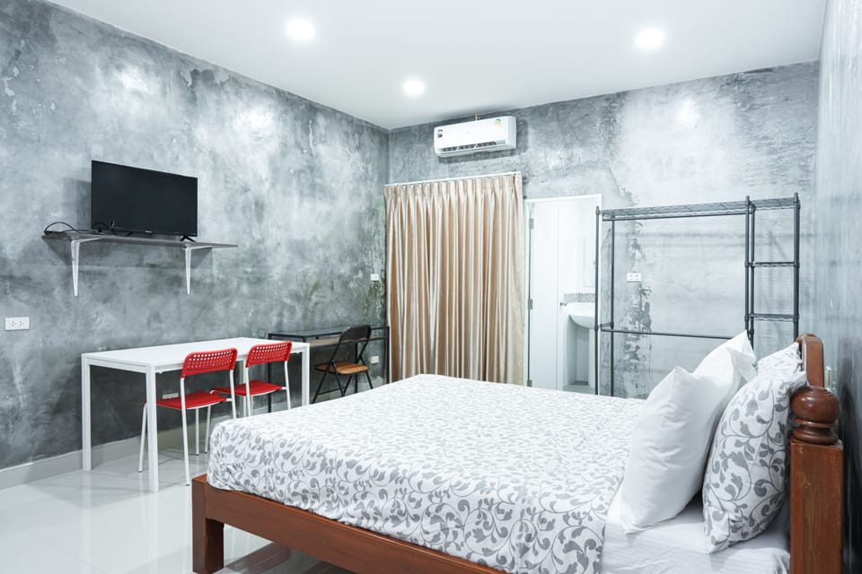 Standard Room, 1 Queen Bed | Soundproofing, free WiFi, bed sheets