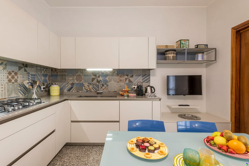 Comfort Apartment | Private kitchen | Oven, stovetop, coffee/tea maker, electric kettle