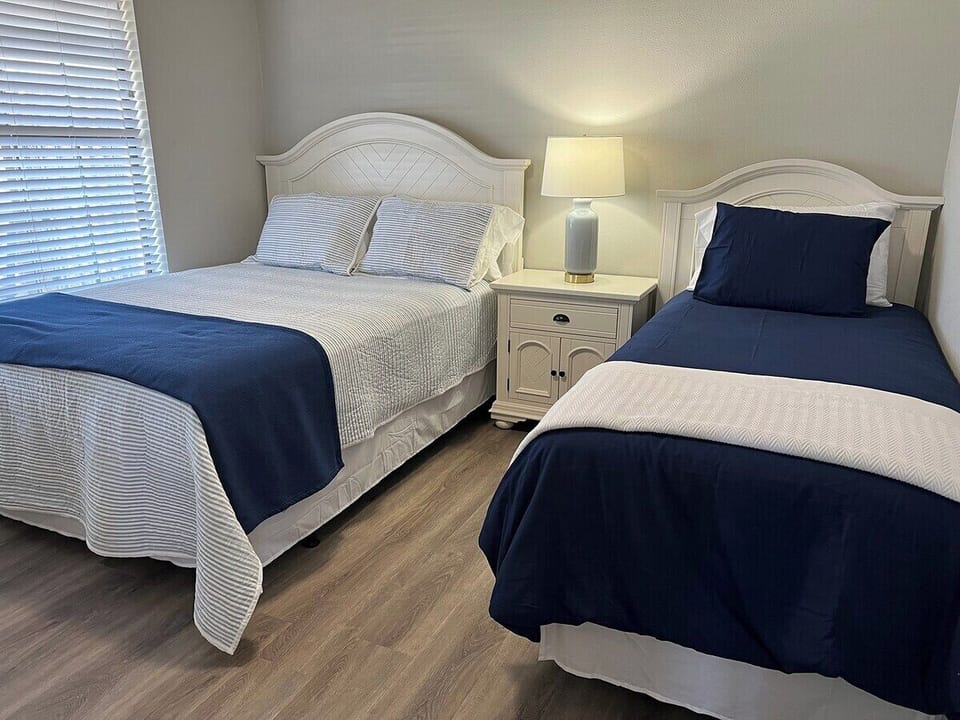 Bedroom 5 - 1 Queen and Twin