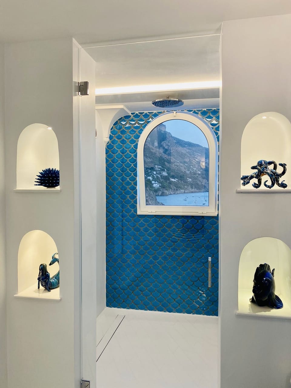 Luxury Suite | Bathroom | Shower, rainfall showerhead, free toiletries, hair dryer