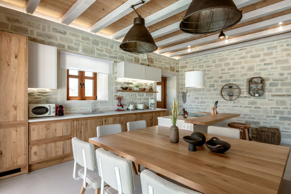 An aspect of the amazing kitchen and dining area. 