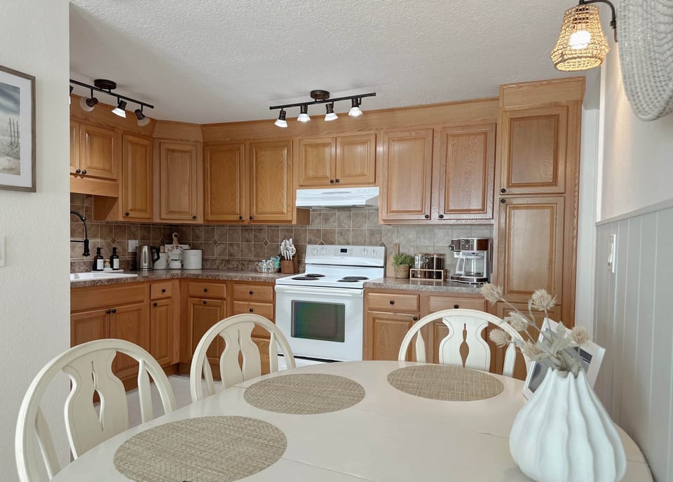 Fully Equipped Kitchen-coffee/tea area