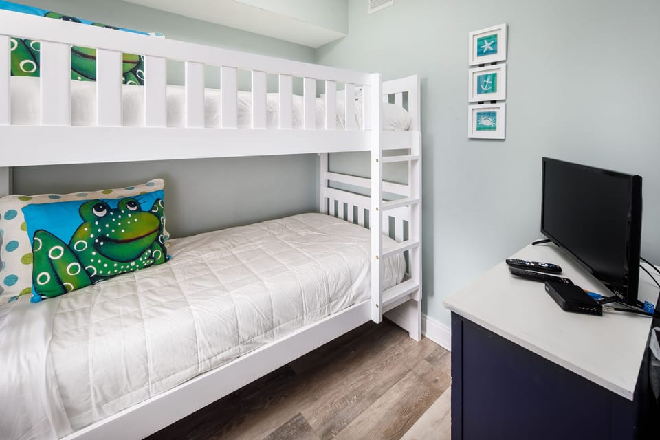 Bunk room - With a TV for the kids