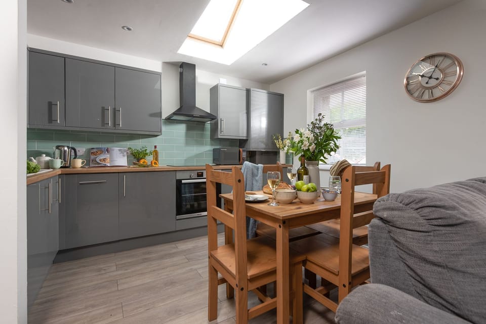 Kitchen, Dining Table-Hoopers Lodge