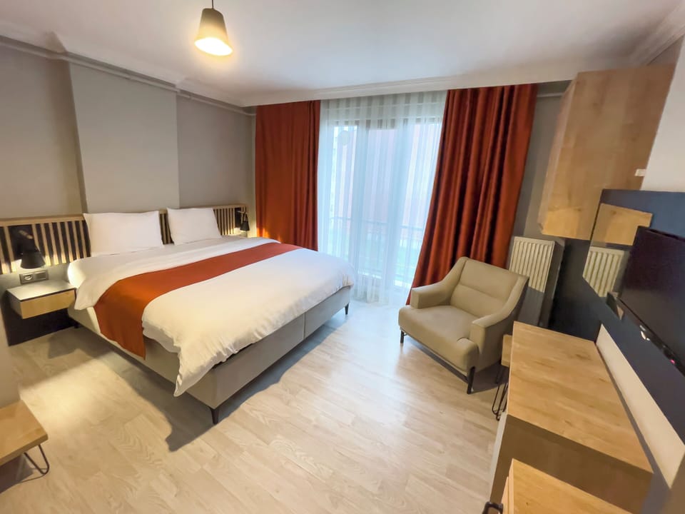Premium Double Room | Desk, laptop workspace, iron/ironing board (on request), WiFi (free)