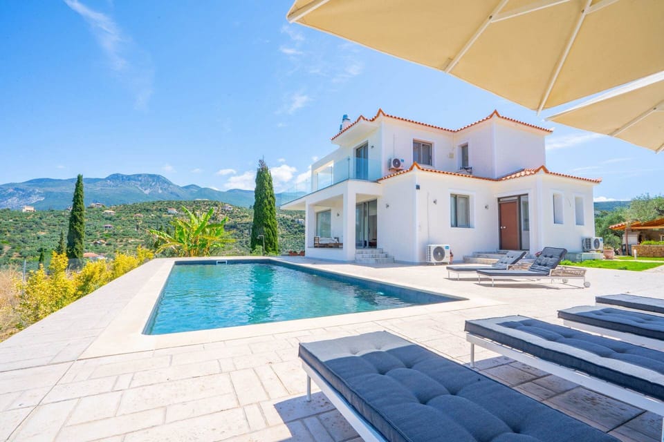 The spacious private pool with sea view