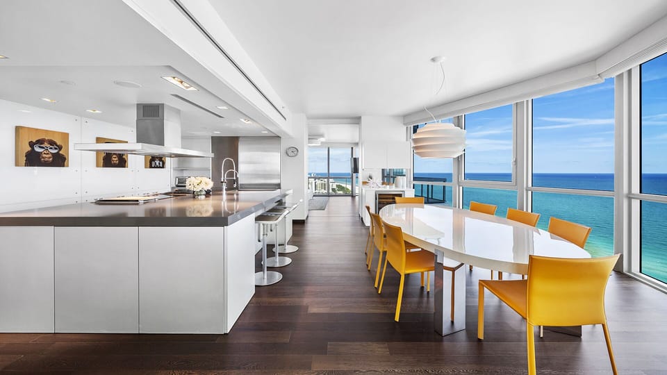 Full Kitchen with Dining Table