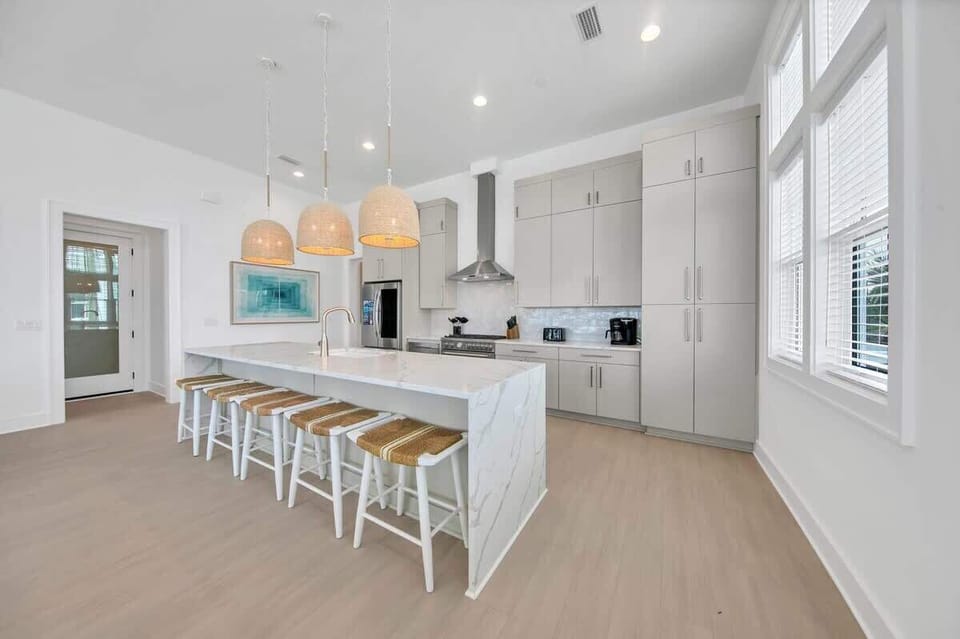 Large island perfect for cooking and entertaining the family or friends