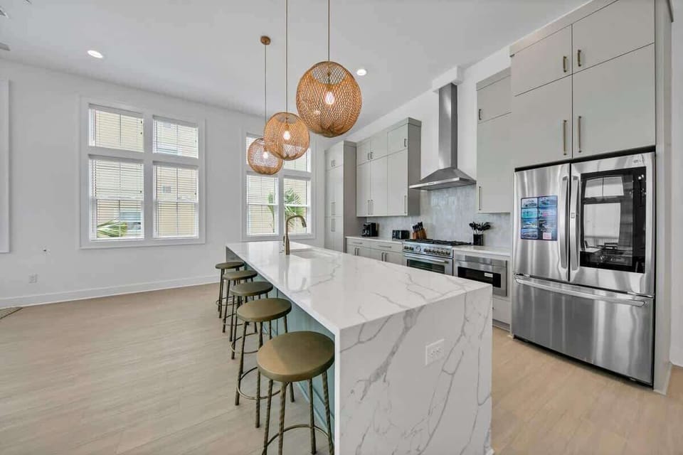 Large island perfect for entertaining family and friends