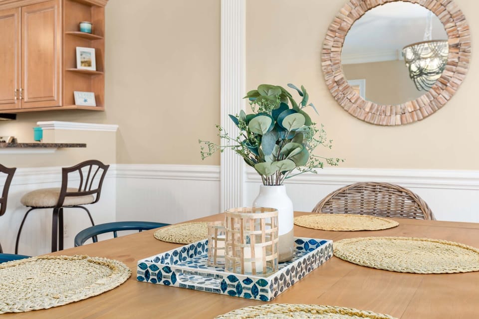 Dining area with seating for 6