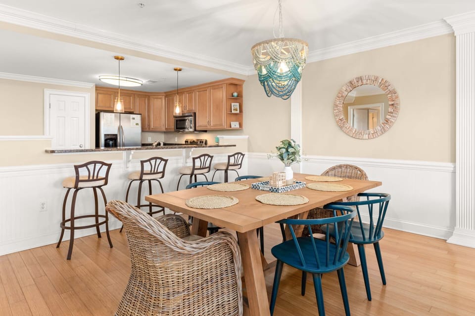 Dining area with seating for 6 and counter seating for 4