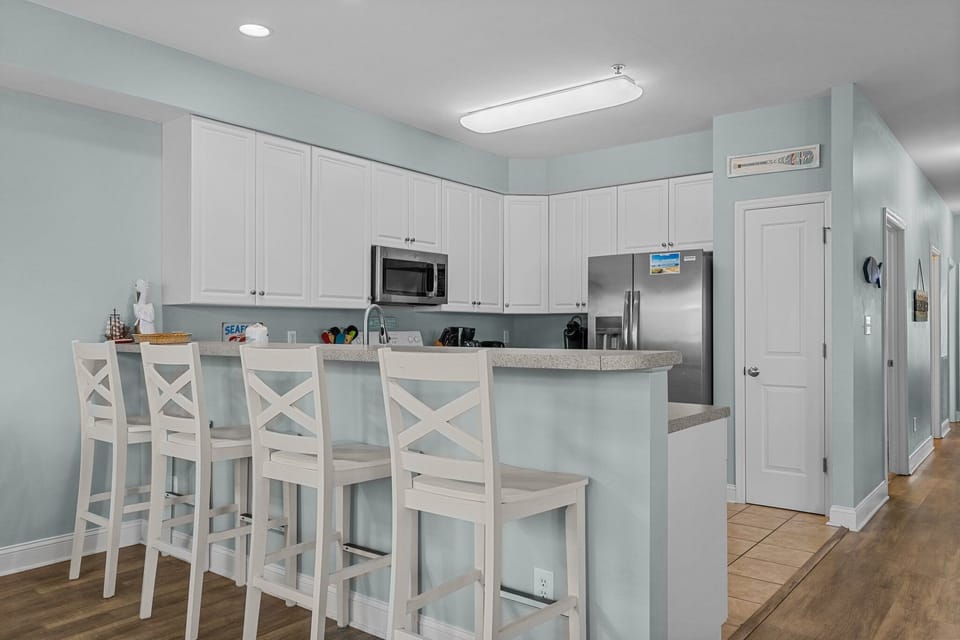 Kitchen w/ Bar Seating