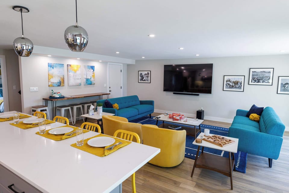 4 stools at the kitchen island